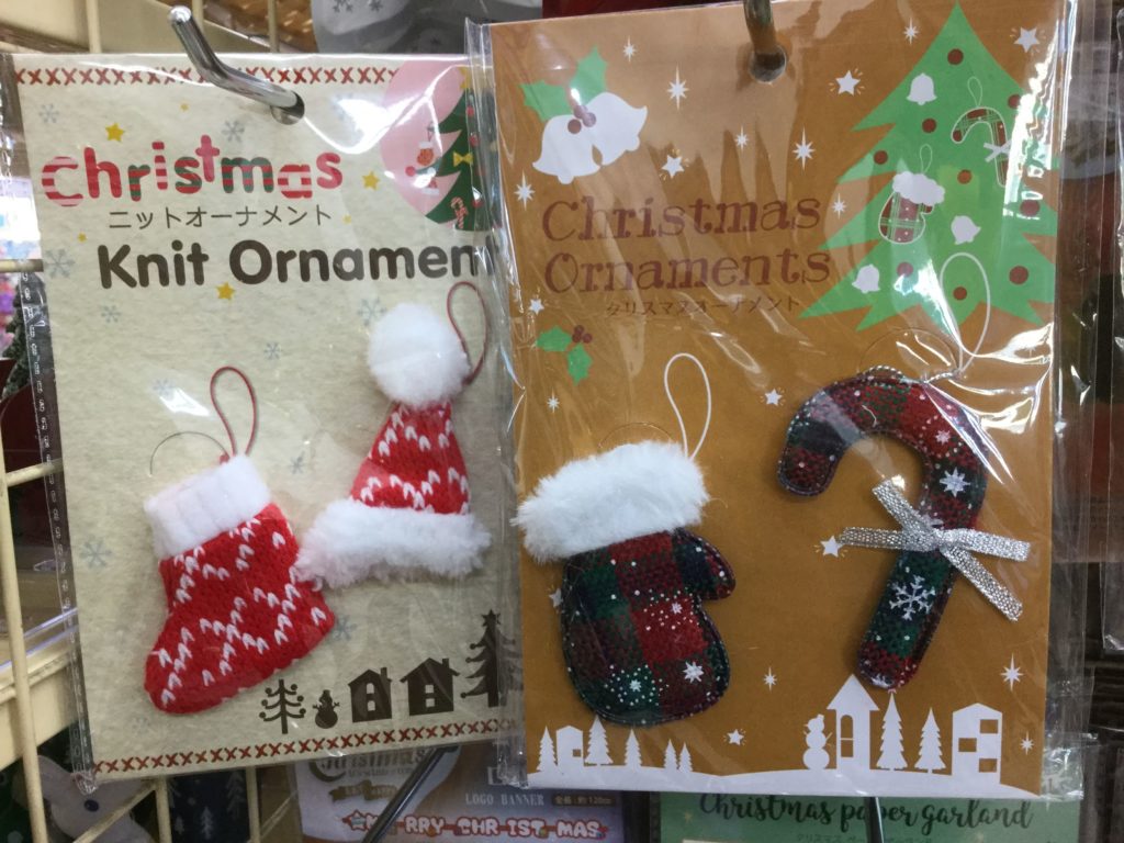 セリアのクリスマス ツリーやリースと飾り付けに使えるオーナメントやモールを写真付きで紹介 日本一熱しやすく冷めやすい主婦のスタートダッシュだけを語るブログ